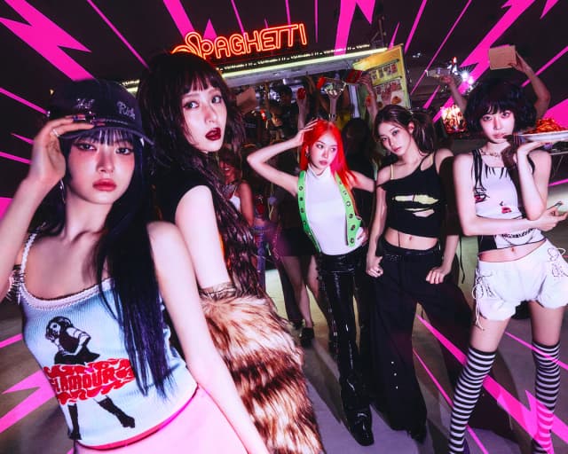 LE SSERAFIM — Cheeky Neon Pepper concept photo 1